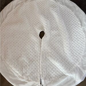 Elegant White Quilted Tree Skirt
